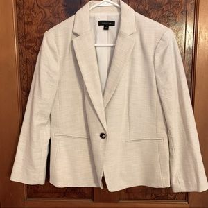 Very nice Ann Taylor cream blazer, size 10. Gently worn, great condition.